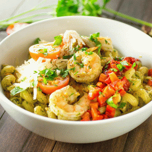 Pasta con gamberi e pesto piccante di spinaci e noci