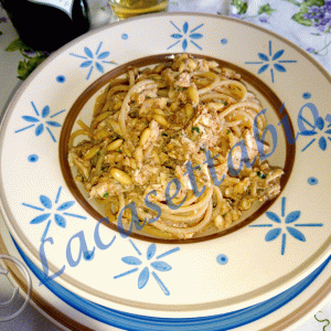 Pasta piccante con alici fresche, pinoli e capperi